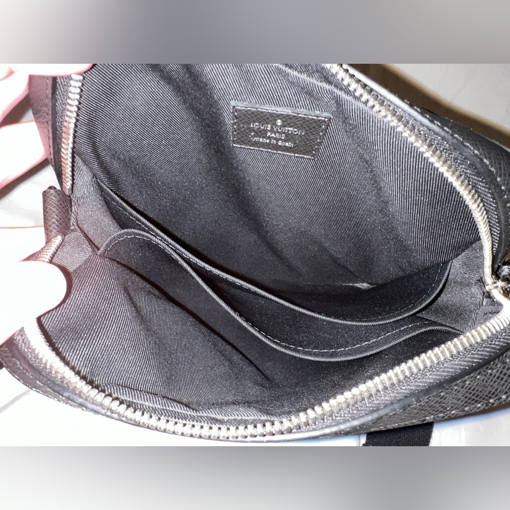 Louis Vuitton Crossbody Men’s Bag - Picture 6 of 7